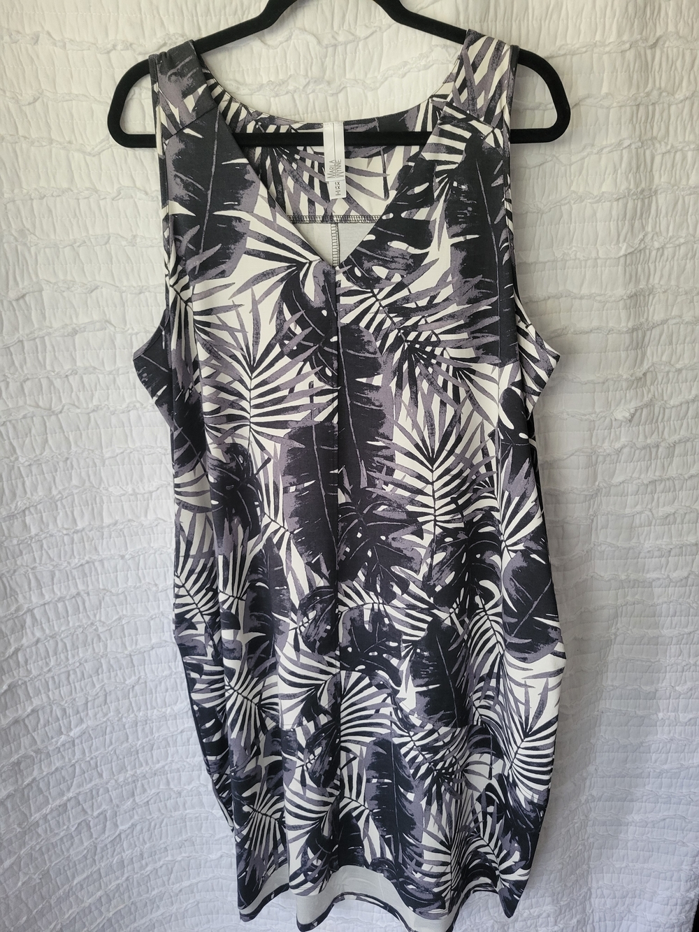 Sleeveless High-Low Palm Print Dress in Black and White